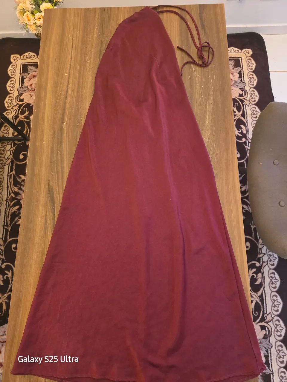 Vestido longo em tom vinho