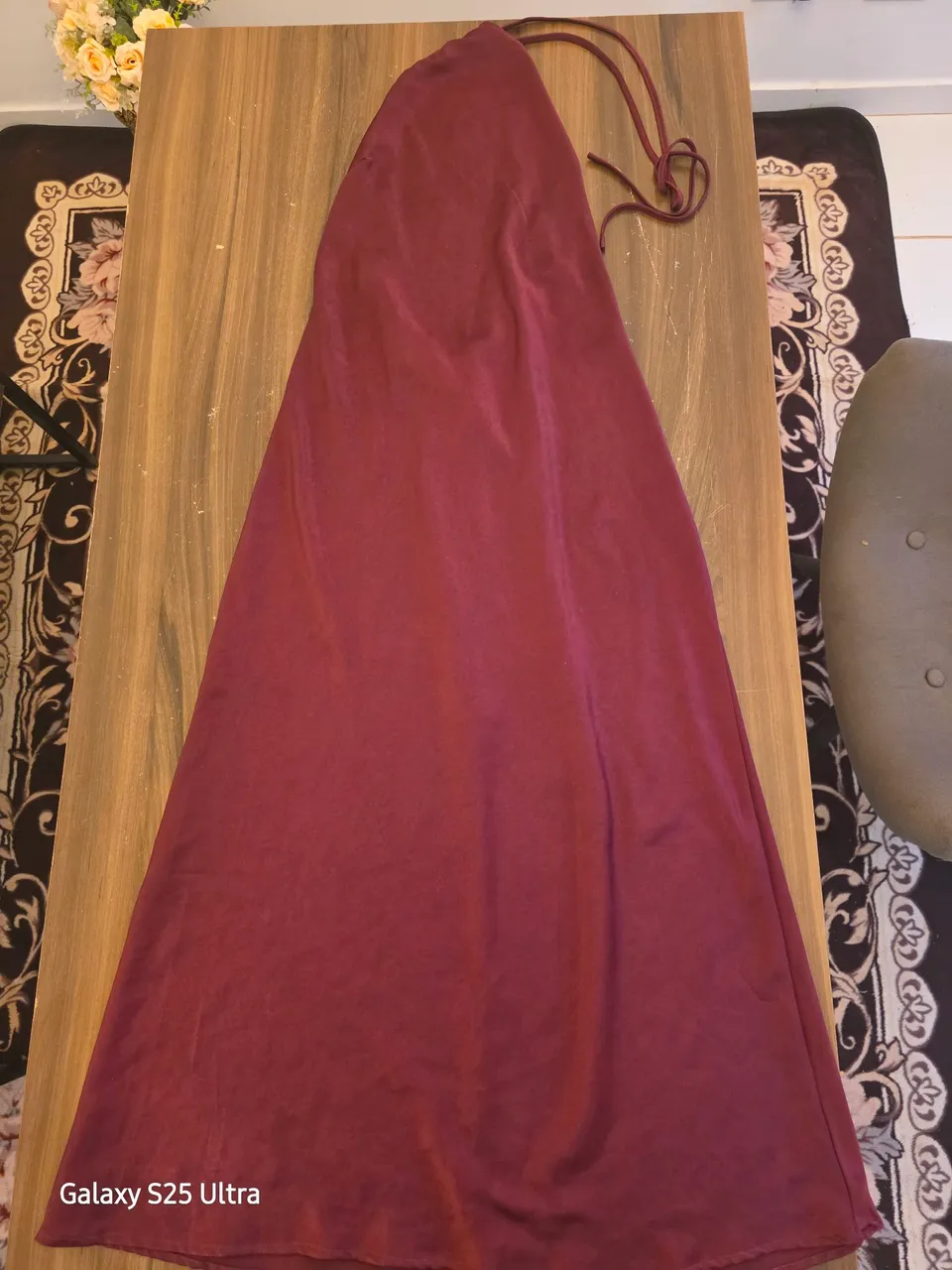 Vestido longo em tom vinho