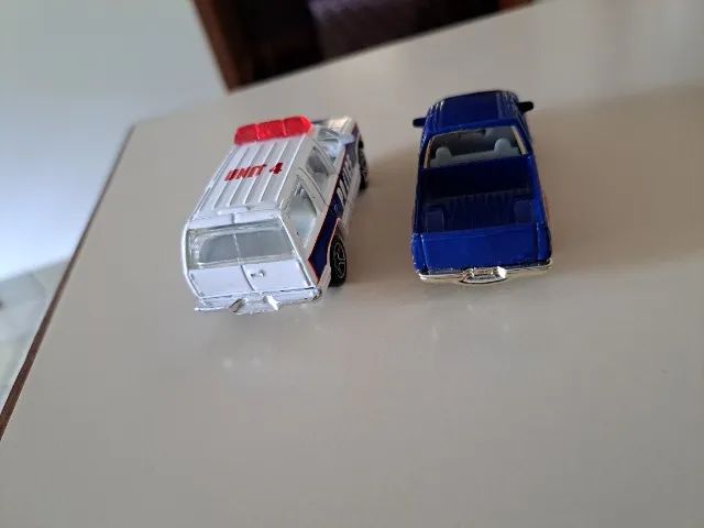 2 carrinhos tipo hot wheels da policia e caminhonete - Foto 3
