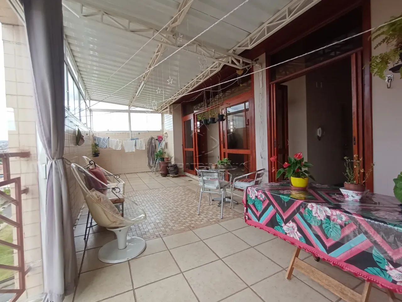 Apartamento duplex com 4 quartos, sendo uma suíte na zona sul