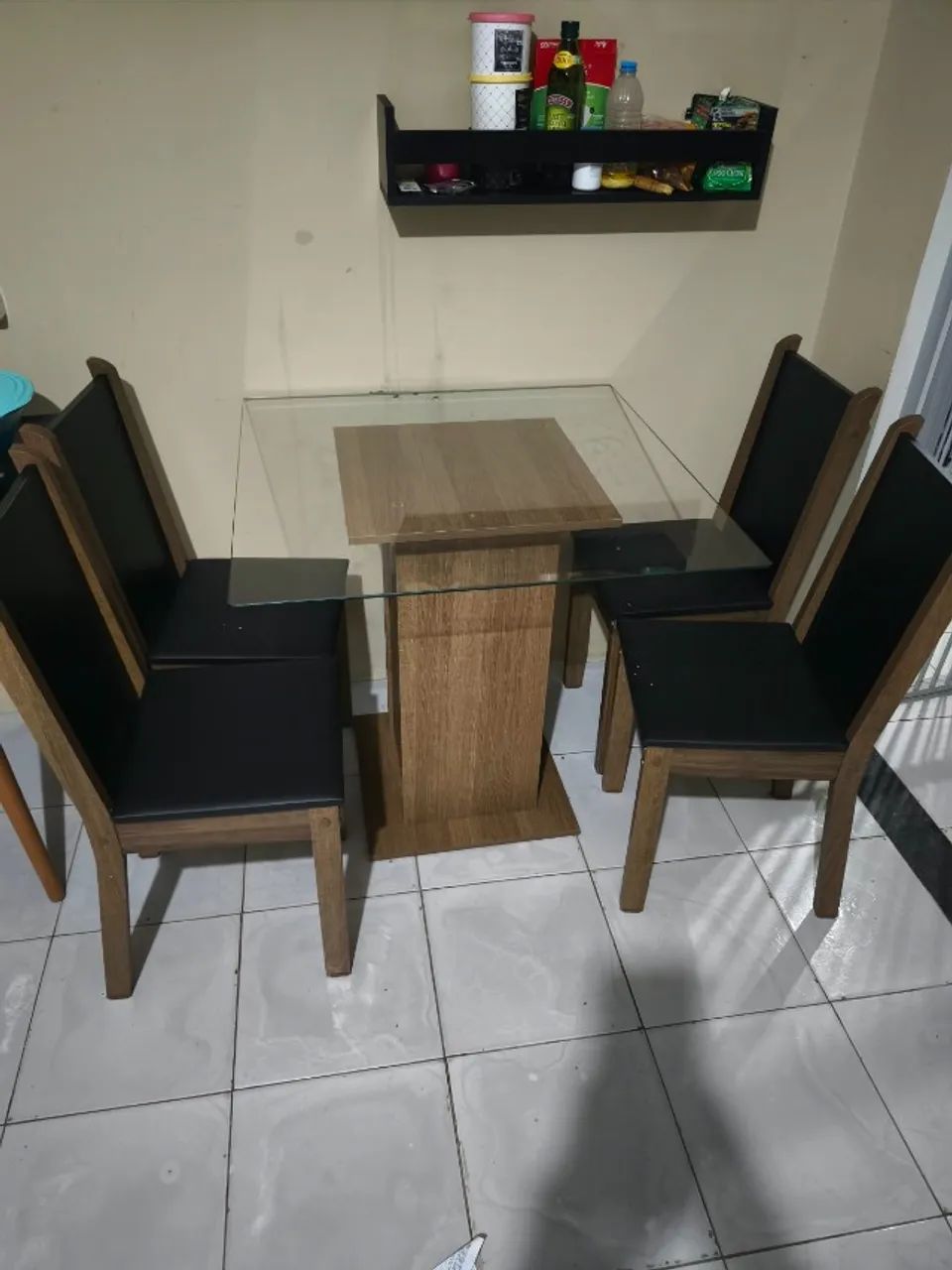 Mesa de jantar 04 cadeiras