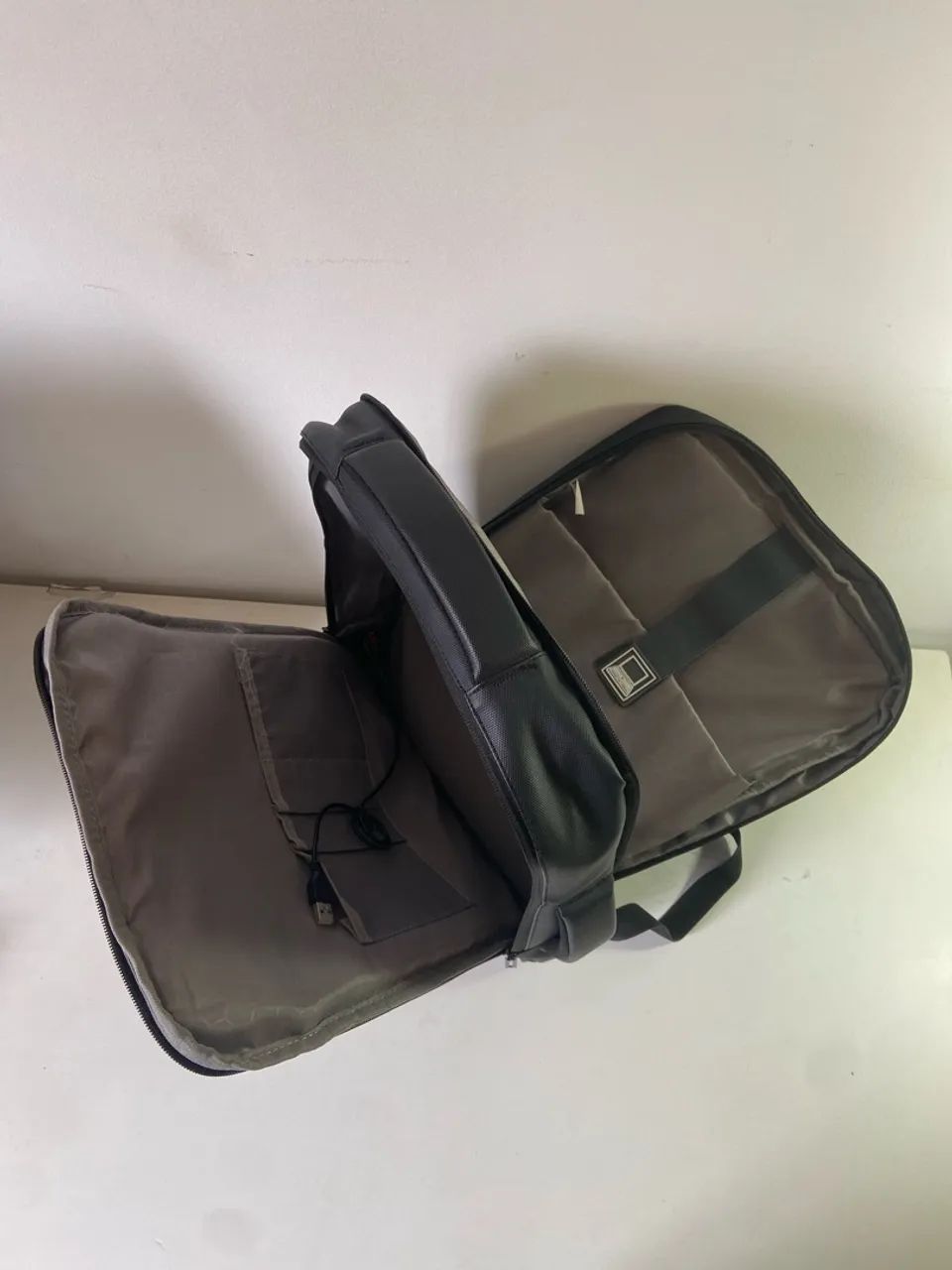 Mochila para Notebook Executiva Preta - Saída USB Integrada e Compartimento Acolchoado.