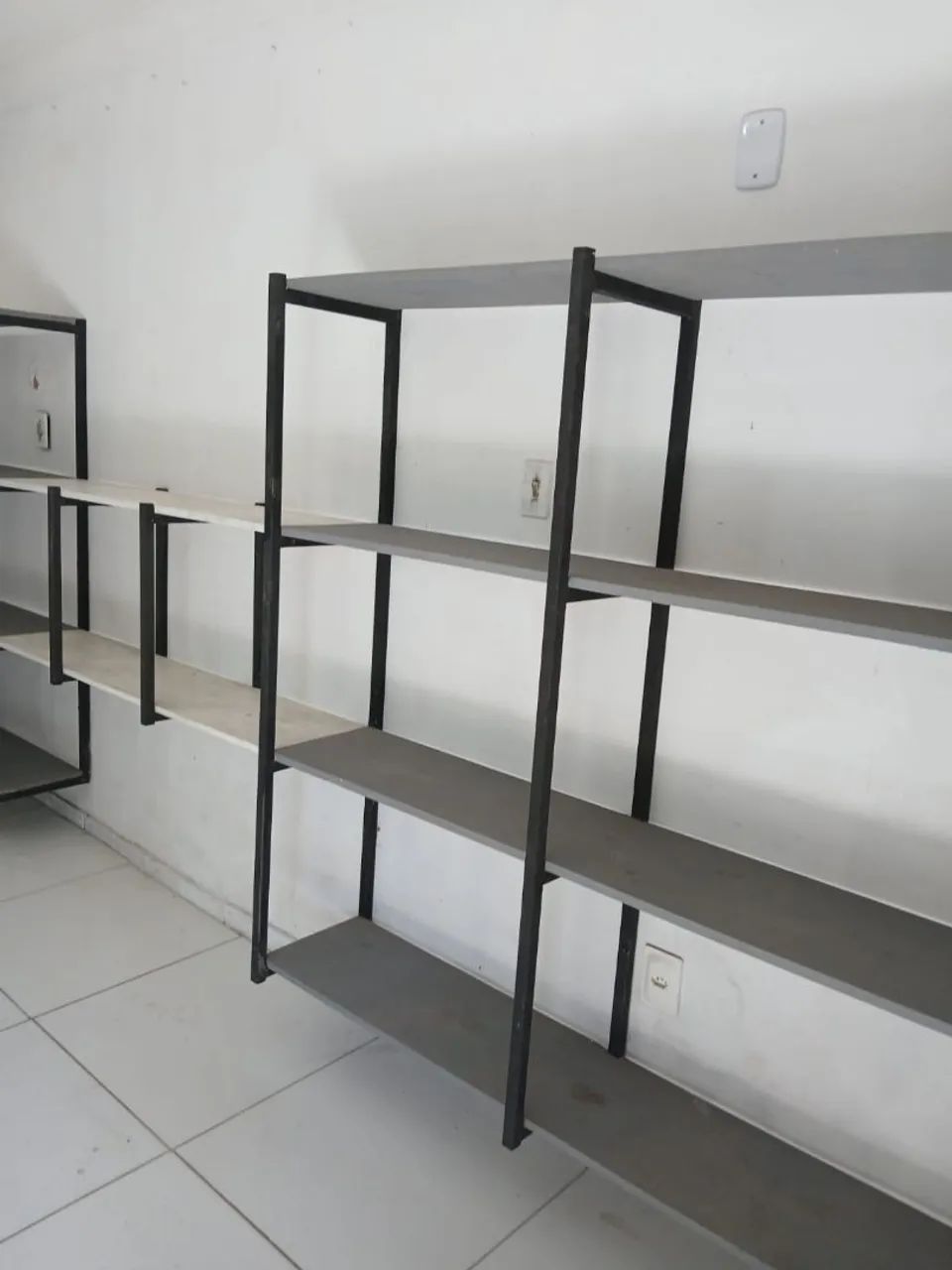 Prateleiras e mesa pra escritório  - Foto 2