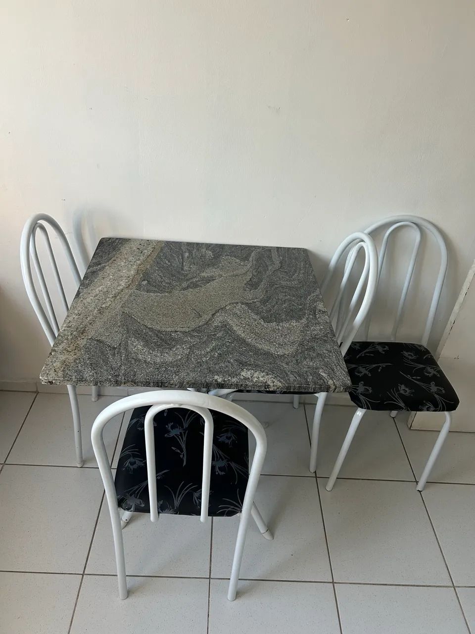 Jogo de mesa 4 cadeiras 