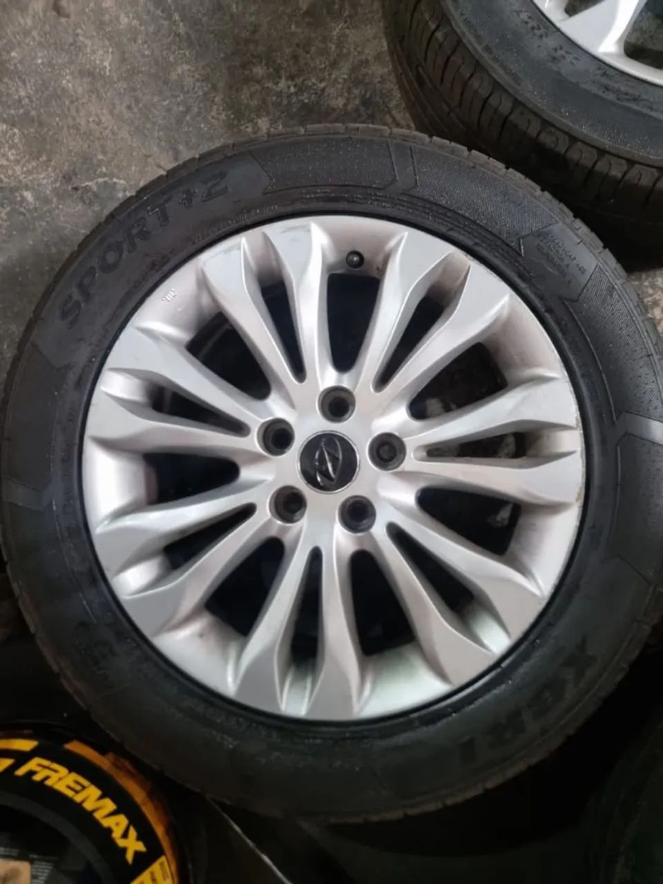 Roda aro 17 bom estado pneus novos