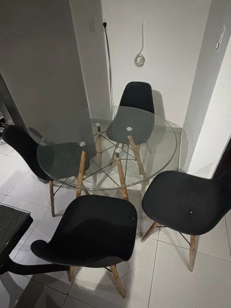 Mesa tampo de vidro redondo 4 cadeiras pretas