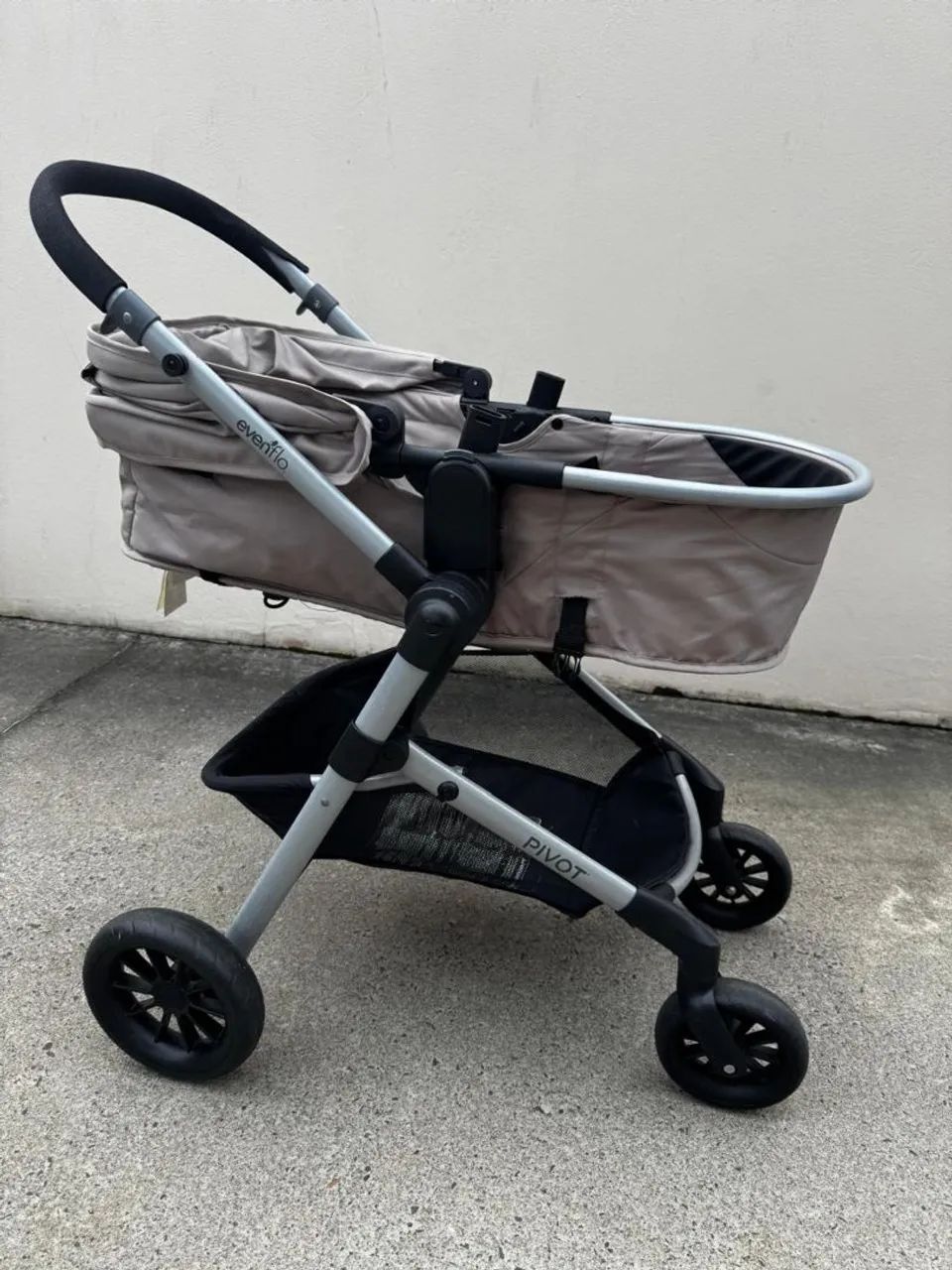 Carrinho bebê com bebê conforto ,semi novo  - Foto 3