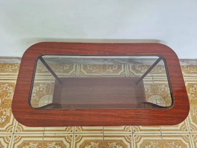 Mesa de Centro Vintage em Madeira com Tampo de Vidro Usada - Foto 5