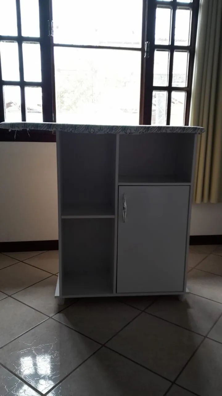 Mesa de passar roupa com balcãozinho