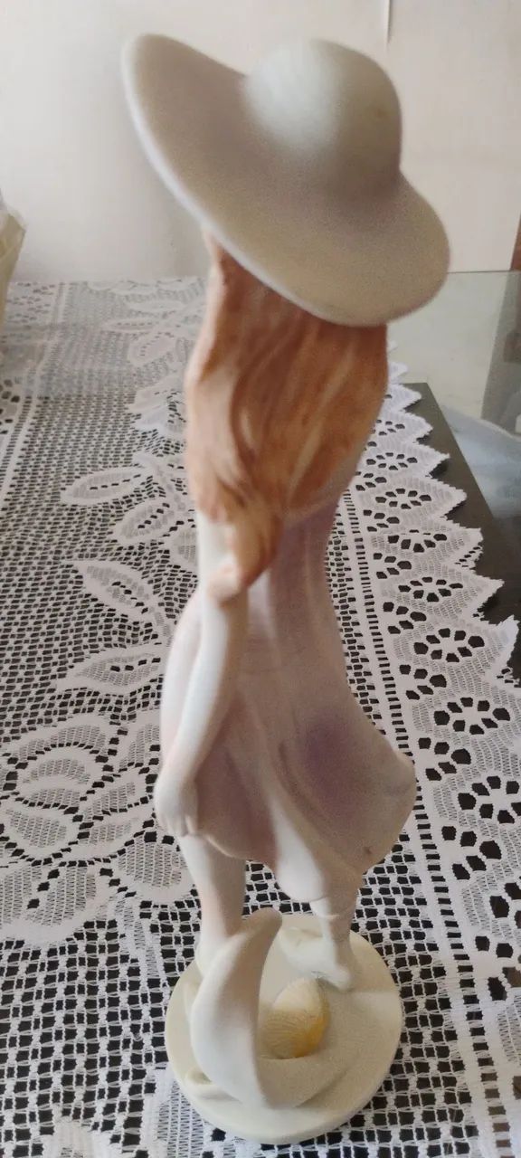 Boneca de Resina - Segurando o Chapéu  - Foto 2