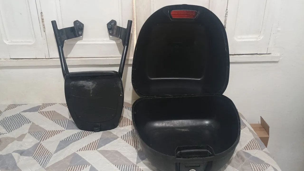Baú para moto com suporte.