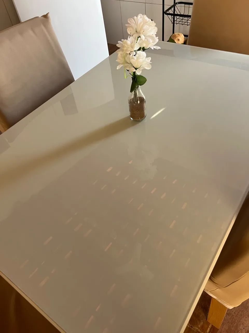 Vendo mesa com 4 cadeira  - Foto 2