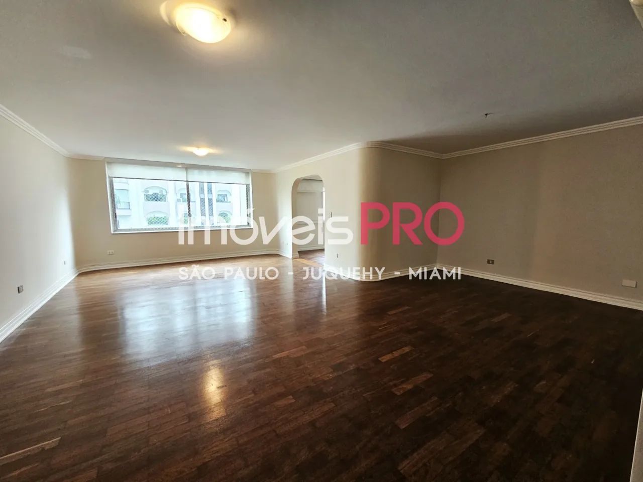 Vila Nova Conceição com 170m² e 2 vagas.