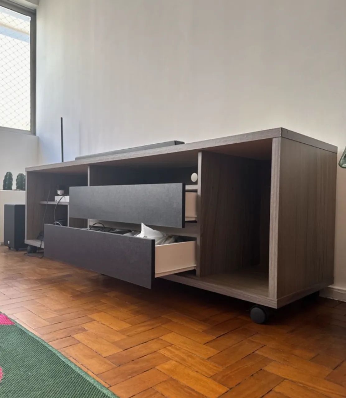 rack tok&stok mdf marrom e preto otimo estado - Foto 3