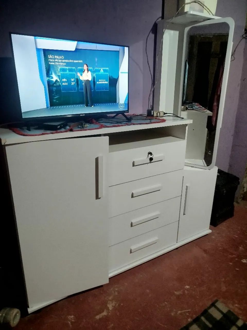 Comoda com espelho acoplado 