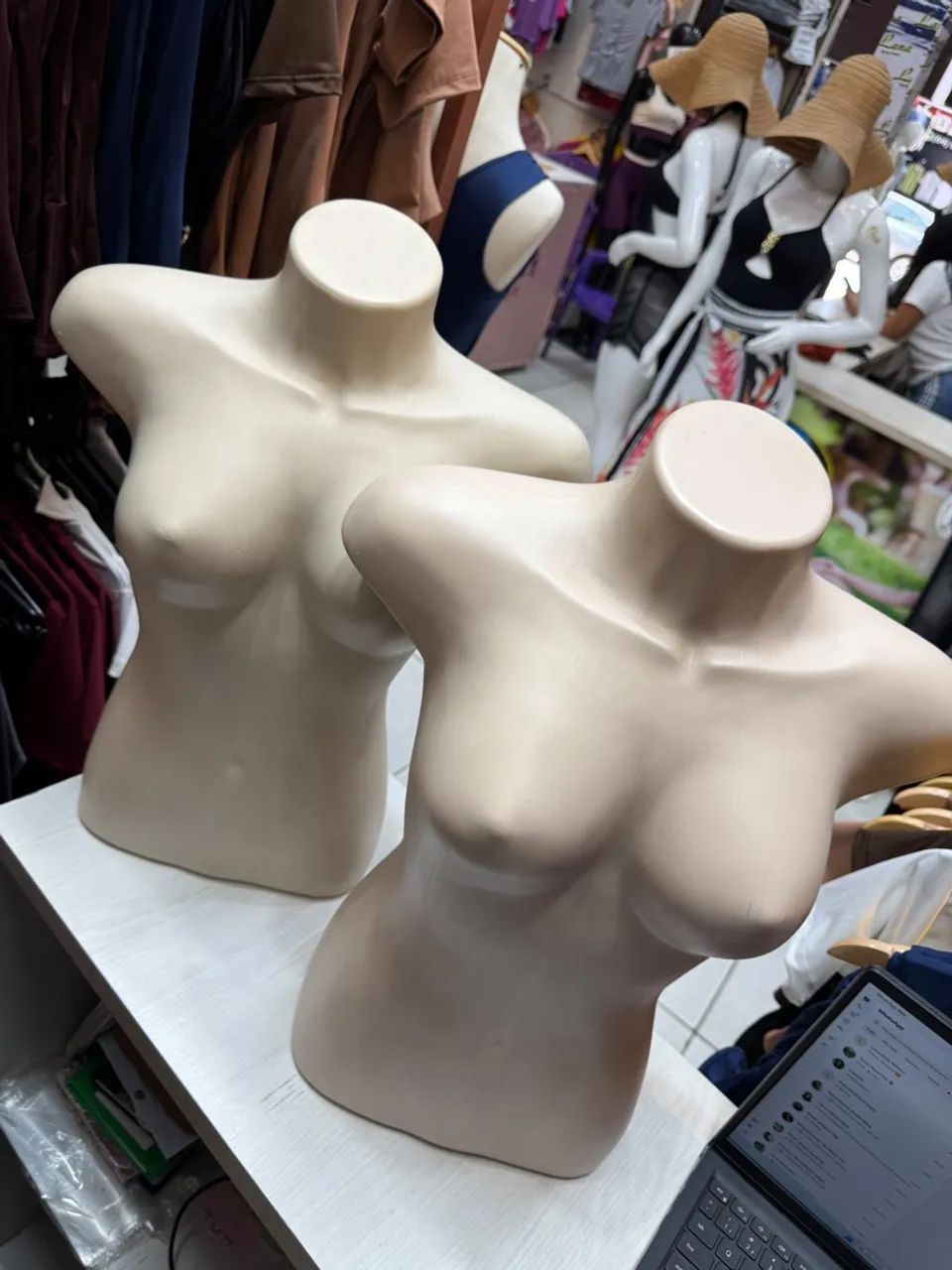 Busto feminino meio corpo 