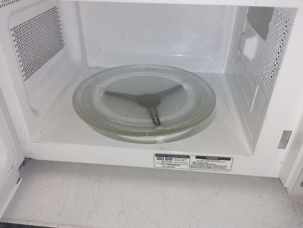 Microondas Cônsul 20L - para retirada de peças  - Foto 2