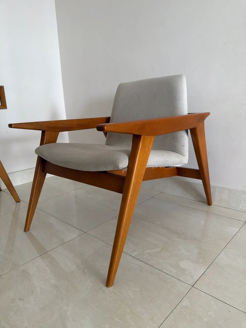 Poltrona de Madeira Estofada Design Retrô