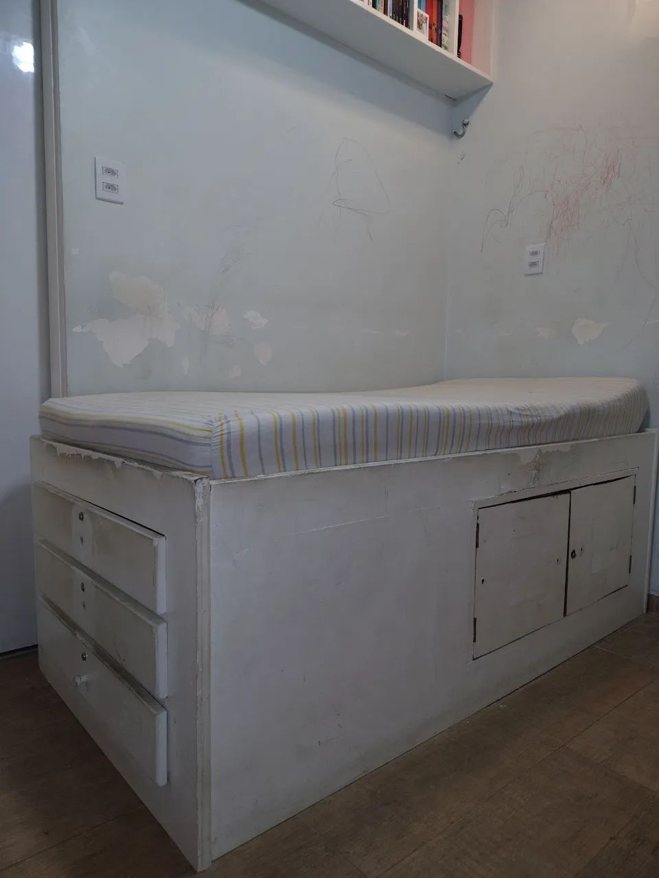 CAMA SOLTEIRO BAÚ DE MADEIRA COM 3 GAVETAS (precisa de reforma)