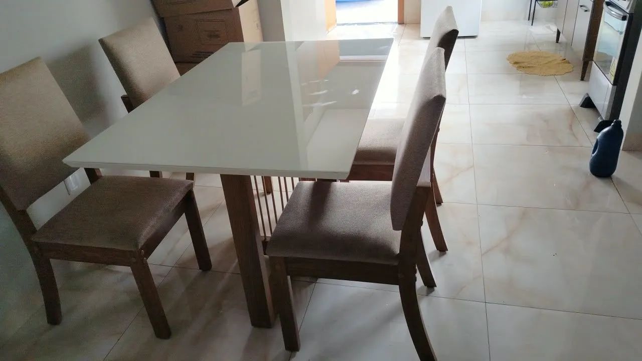 Mesa 4 cadeiras , pouco tempo de uso. 
