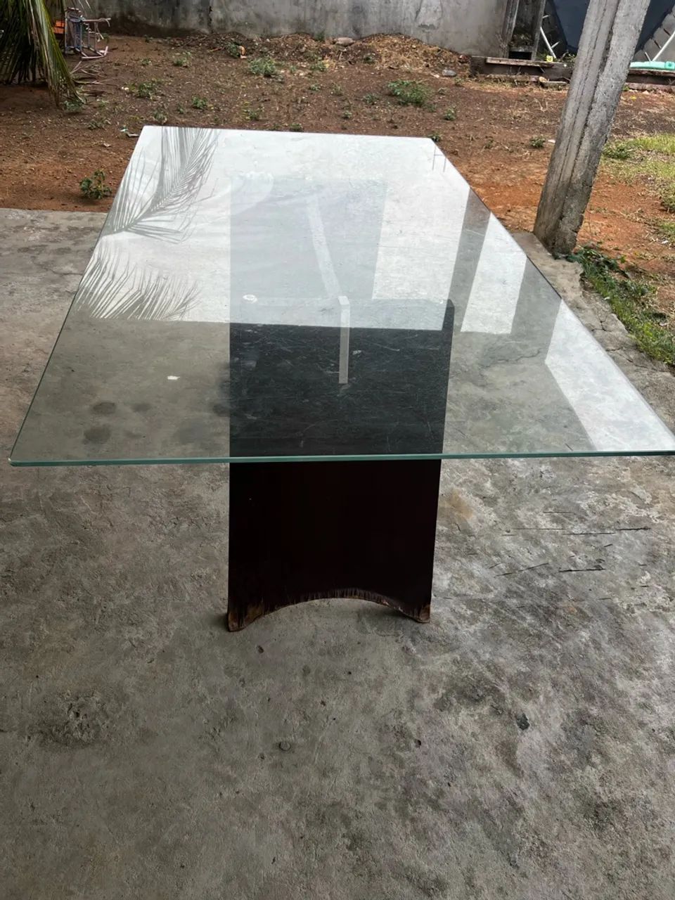 Mesa de vidro retangular com base preta