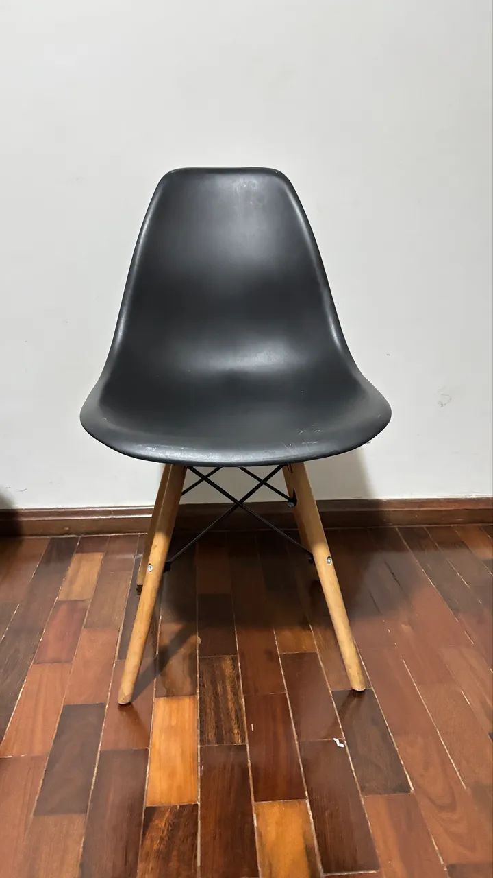 2 Cadeiras Eames Eiffel Pretas - Pés de Madeira - Foto 3
