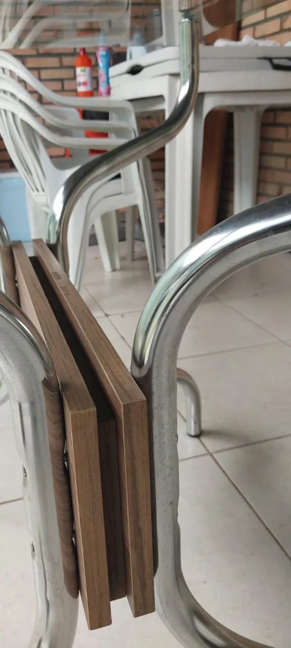 Mesa de cozinha ou jantar em vidro e suporte em aço e madeira moderna e compacta - Foto 2