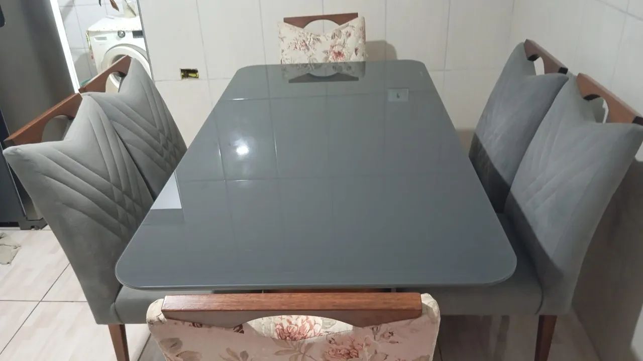 Mesa de 6 cadeiras com tampo de vidro