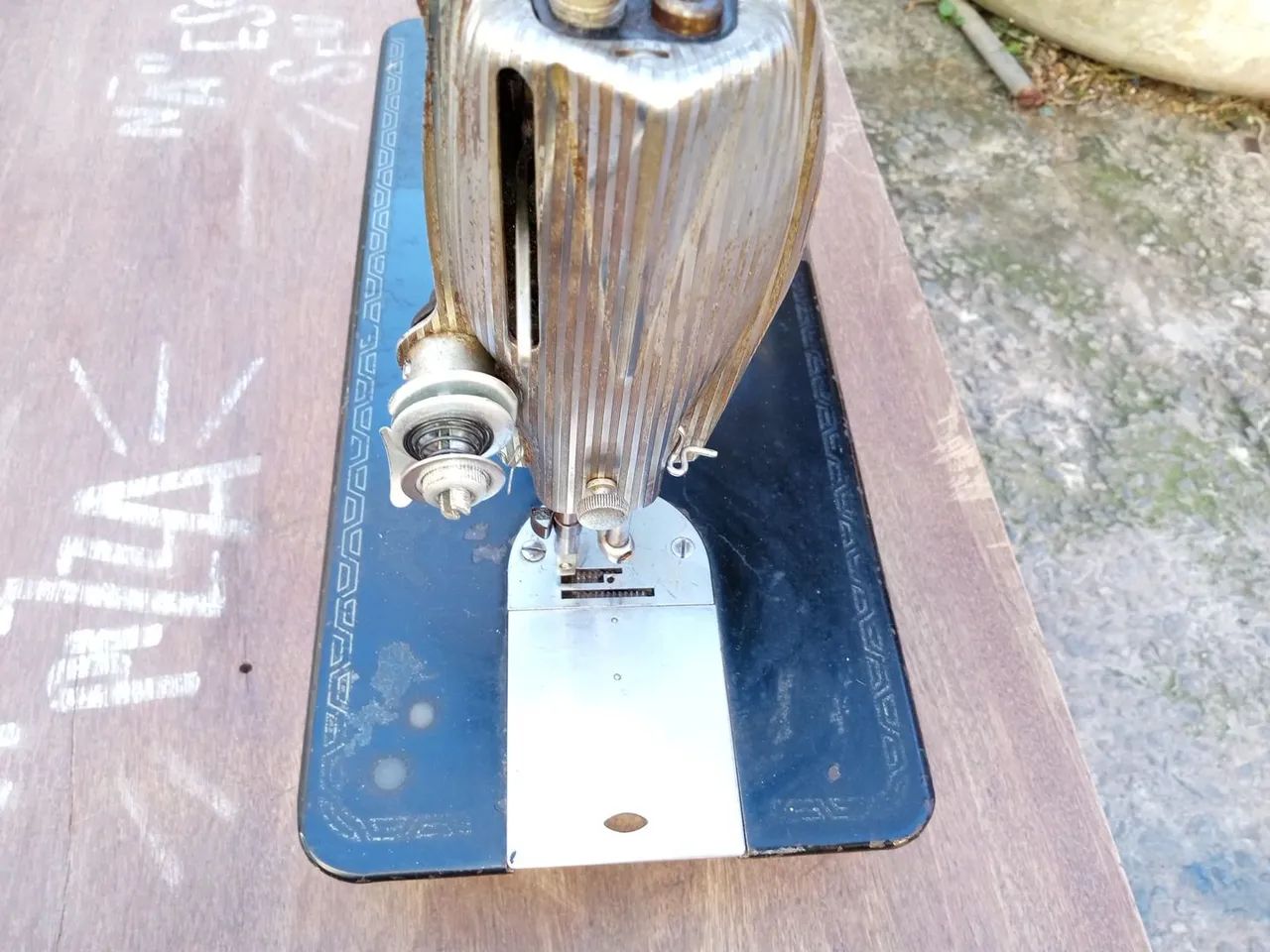 Máquina antiga de costura Singer  - Foto 4