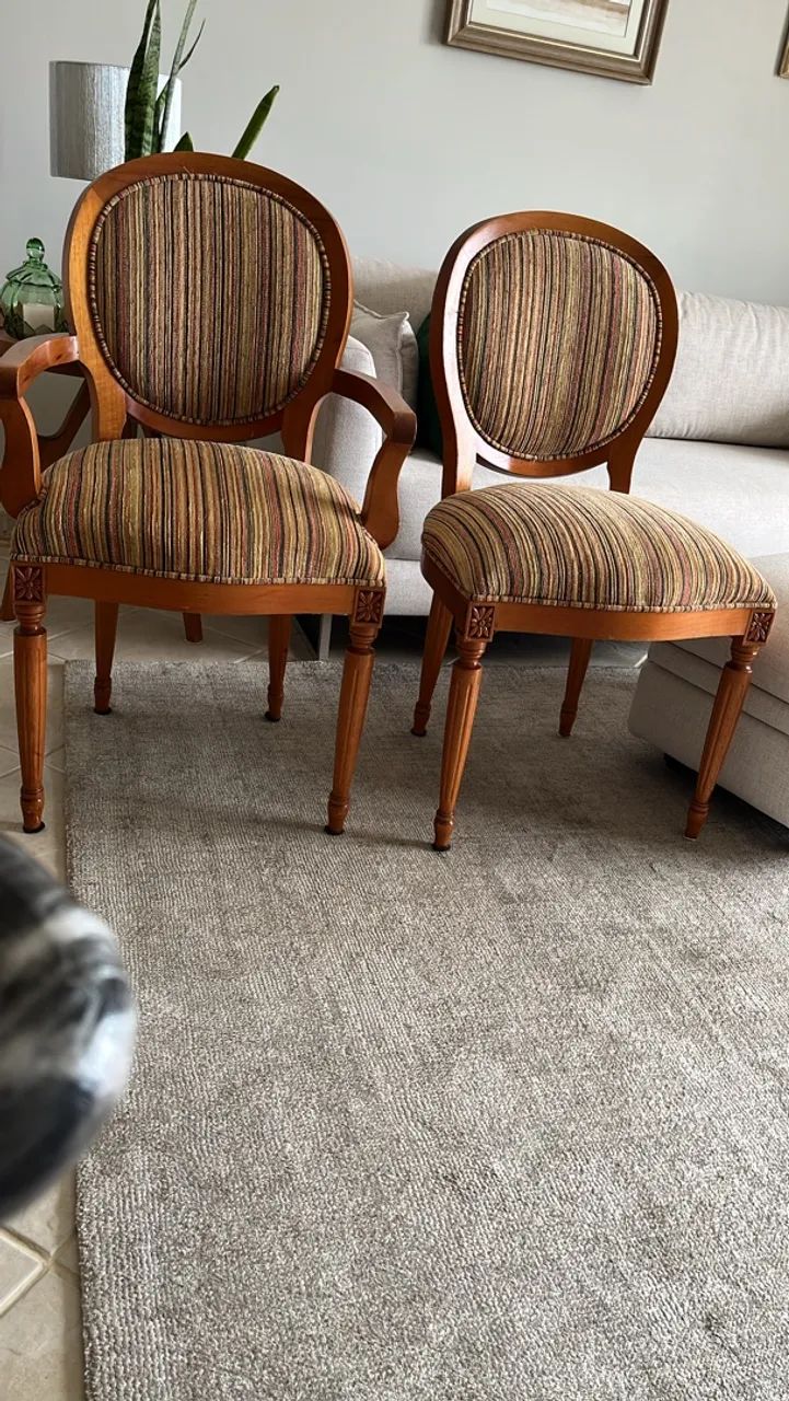 Cadeiras sala de jantar estofadas semi novas e talhadas em cedro rosa - Foto 5