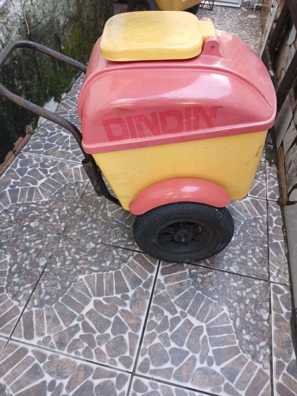 Carrinhos de Picolé ,duas unidades todos completos e conservados