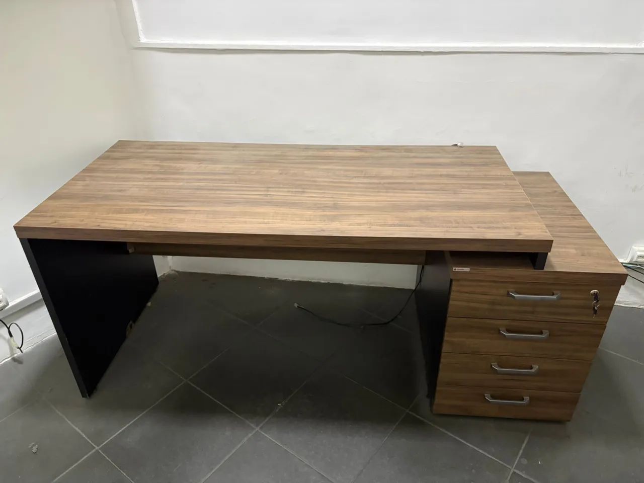 Mesa de escritório com gavetas 