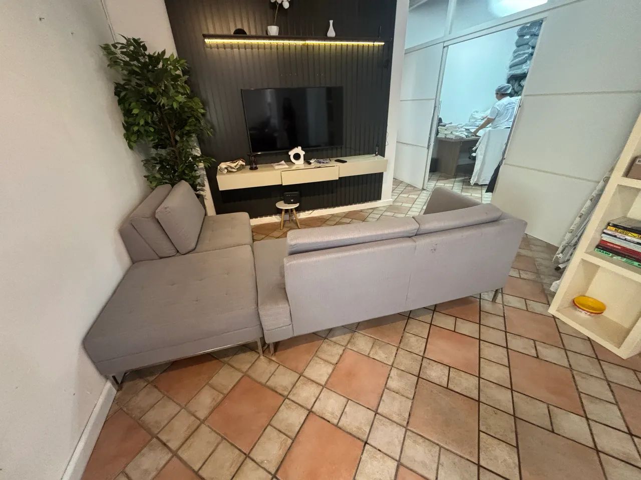 Vendo Sofá sala 3 lugares em L - Foto 4