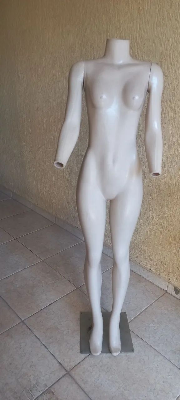 MANEQUIM FEMININO COM PEDESTAL EM ESTADO DE ZERO  - Foto 2
