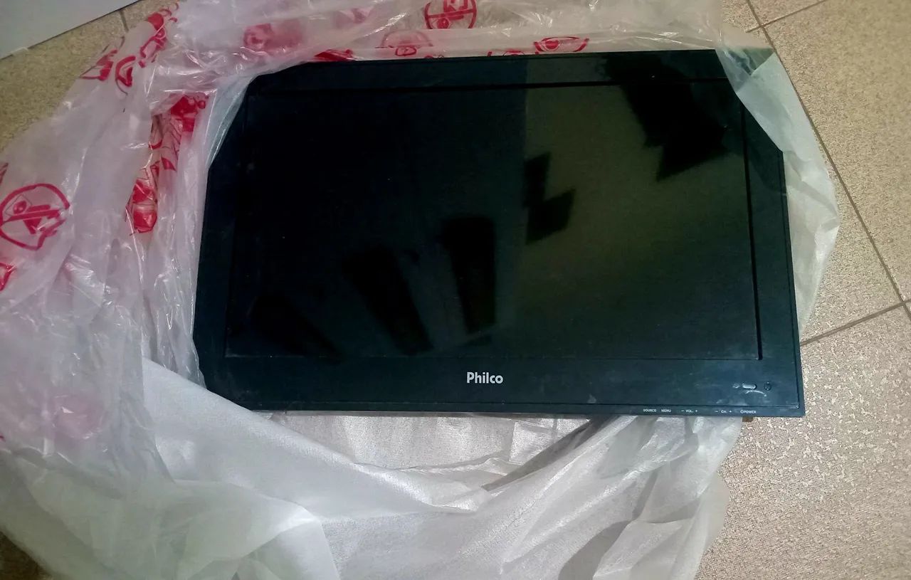 2 TVs uma de 4.2 e outra de 22 polegadas funcionando.  As 2 TVs por apenas 230  - Foto 2