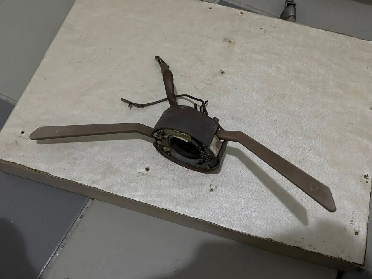 Comando de seta (pisca) e de limpador de parabrisa marrom monocromático original Fusca 