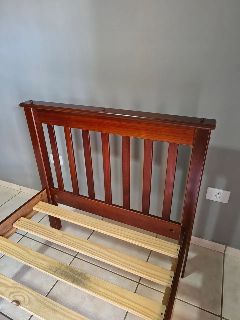 Cama de solteiro em madeira maciça - Cor Mogno - Foto 3