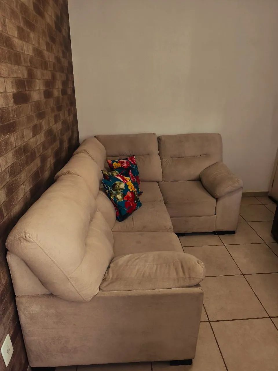 SOFÁ DE 4 LUGARES COM ALMOFADAS - Foto 2