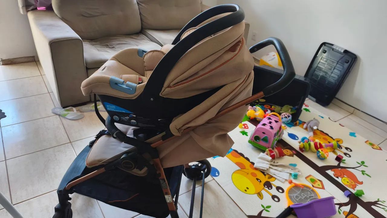 Carrinho de bebe com bebe conforto 