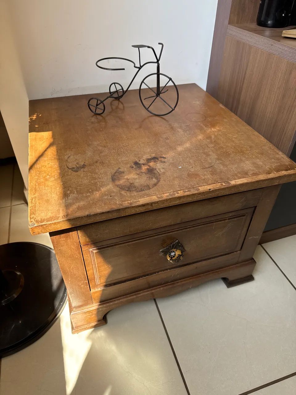 Mesa de cabeceira antiga - Foto 3