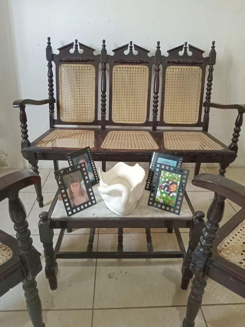 Conjunto de cadeiras e mesinha