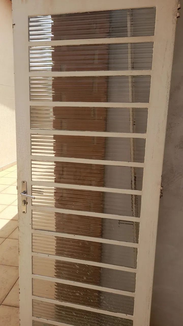 Porta de aço com vidro e batente