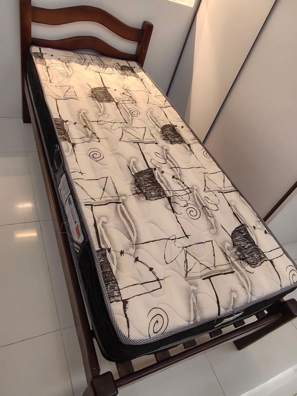 Cama de madeira e colchão Ortobom  - Foto 3
