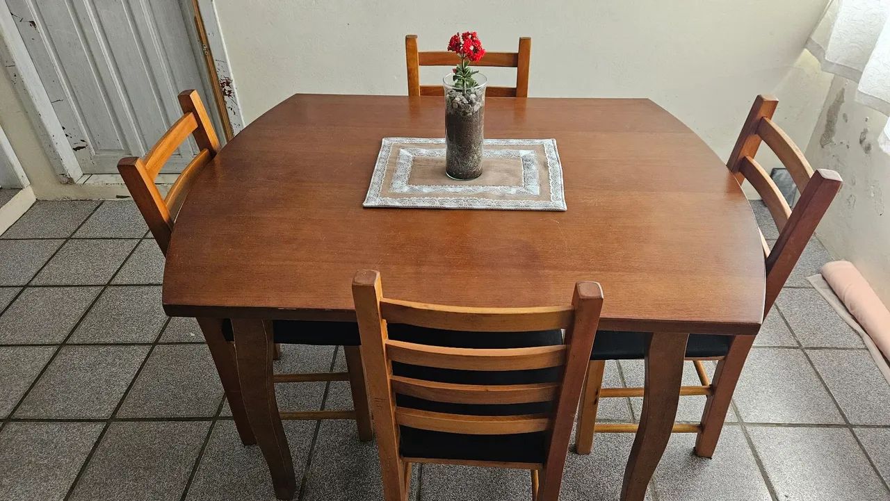 Jogo de mesa 4 cadeiras