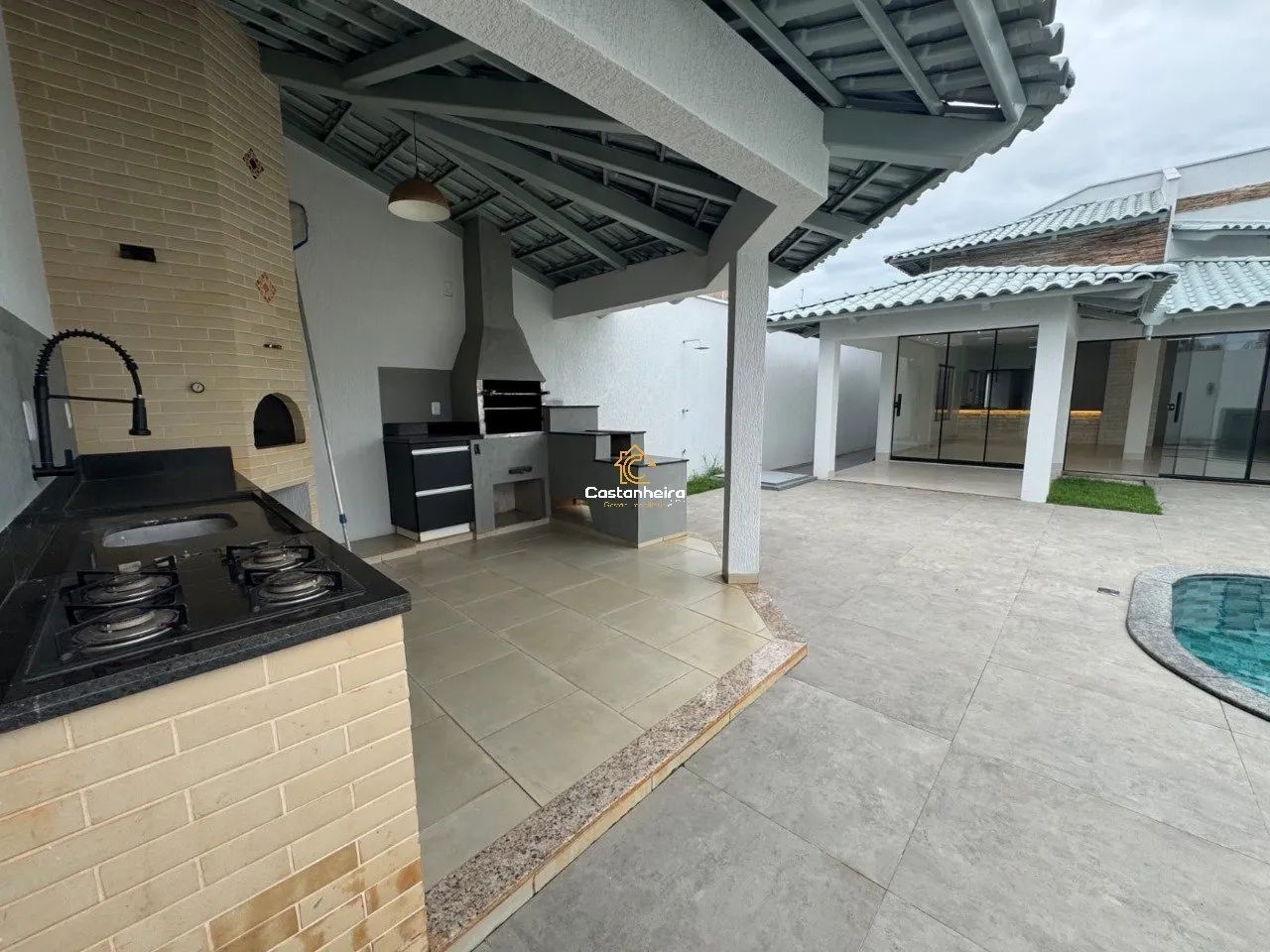 Casa com Edícula Gourmet - 03 Quartos sendo 01 Suíte Master com Closet e Banheira em Área  - Foto 2