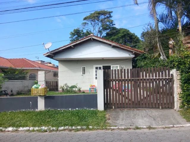 Casa sozinha no pátio Ingleses