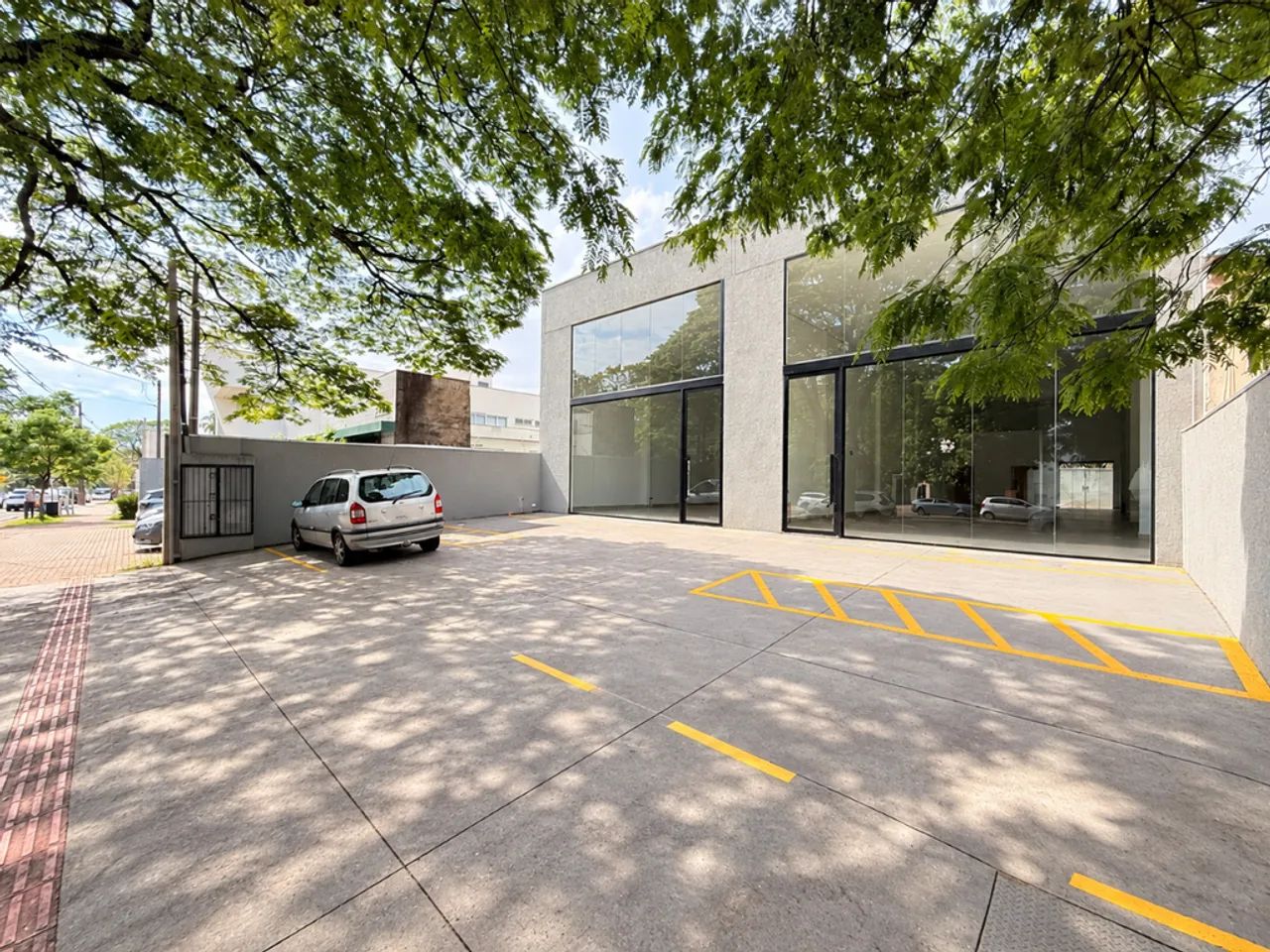 Sala para alugar em Maringá, Zona 05, com 187.38 m²