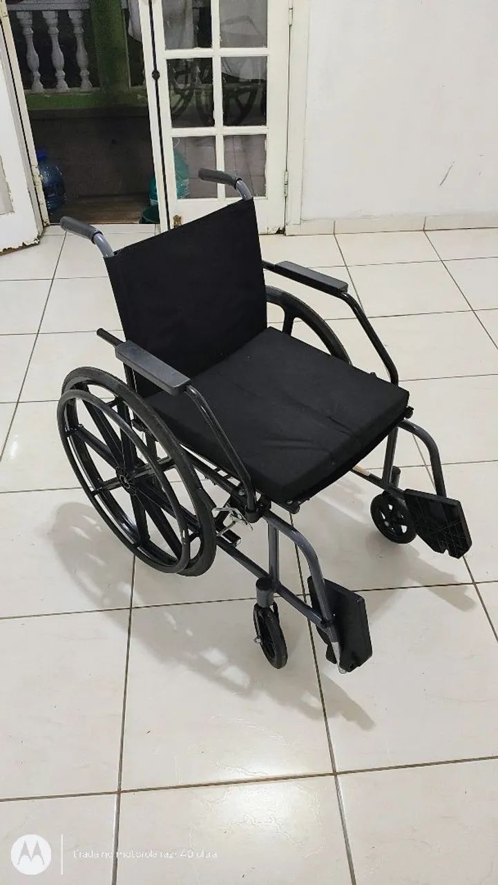 Cadeira de Rodas Semi nova 
