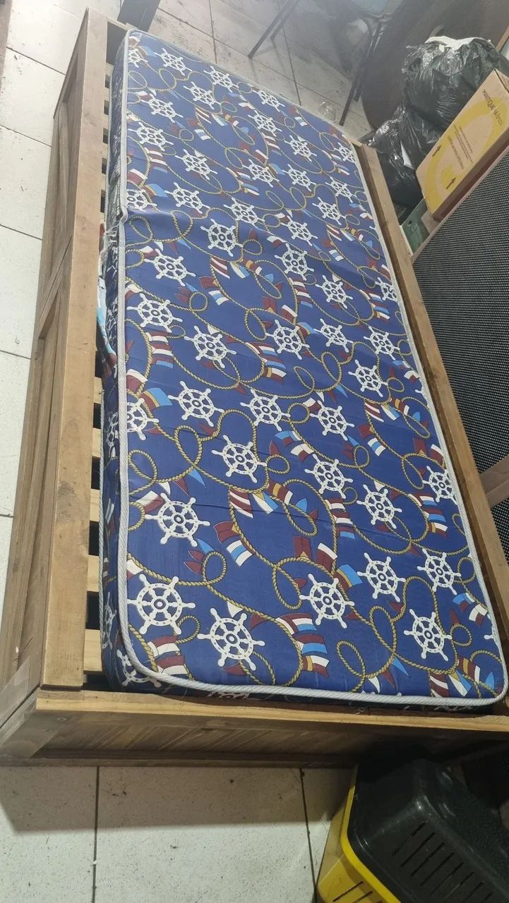 Cama solteiro com gavetas de madeira