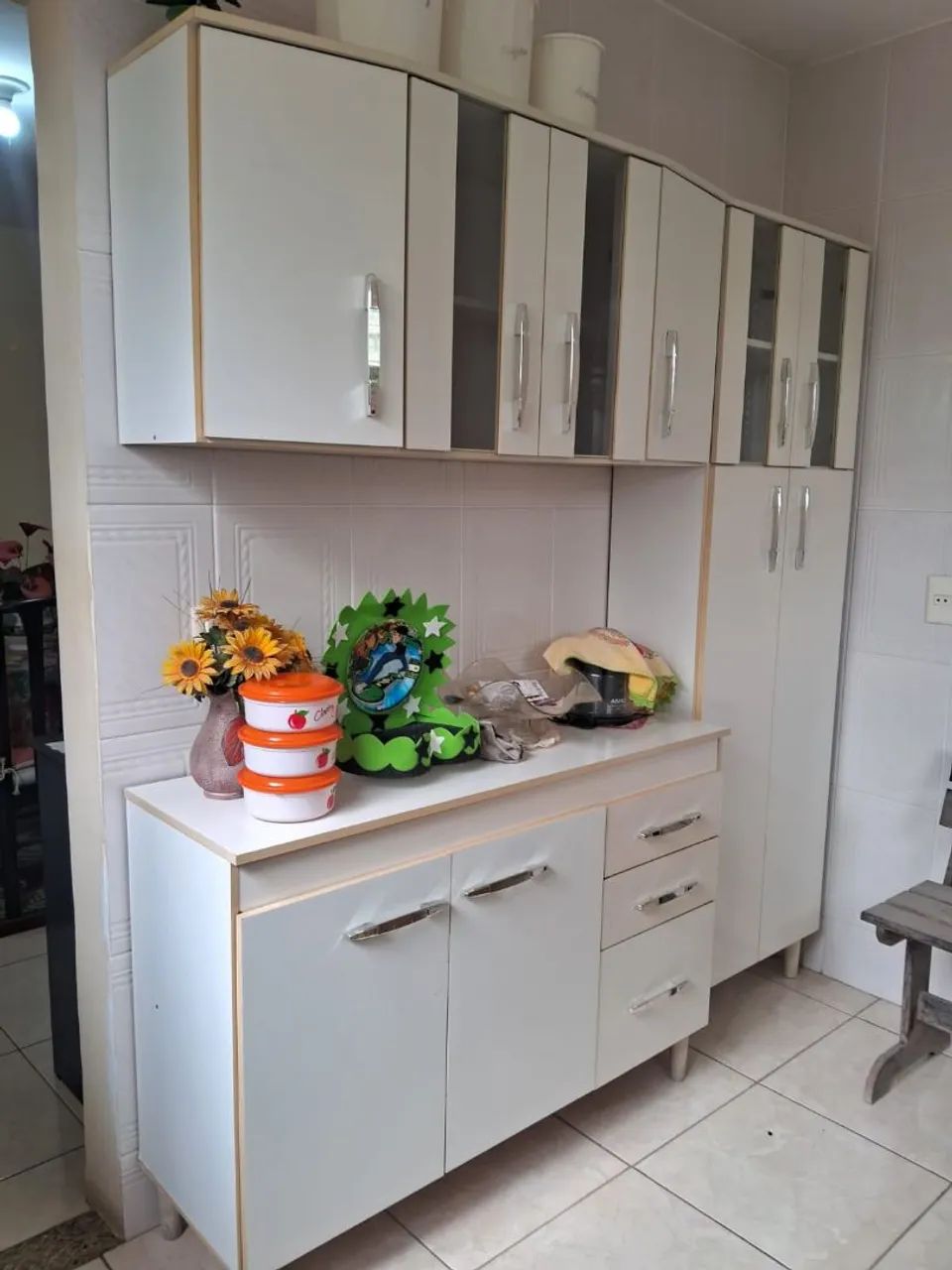 Vendo sofá 2 e 3 lugares,rack,conjunto de cozinha e cama de casal. 